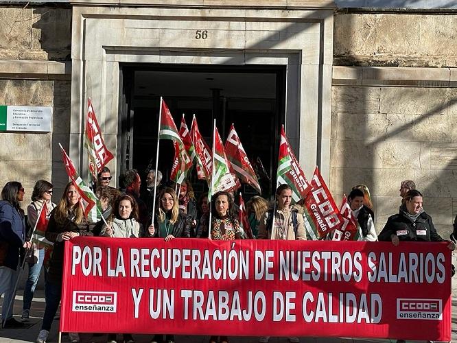 Concentración de monitoras este lunes ante el edificio de la Normal. 