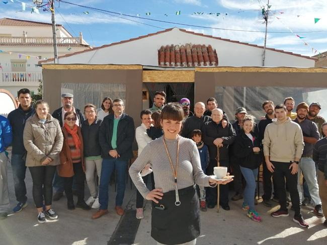 Noelia, ante el bar Torrejón, rodeada de vecinos del pueblo.