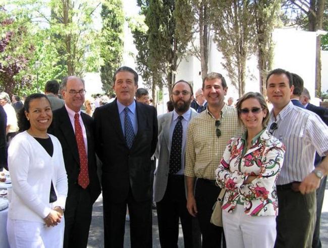 Federico Mayor Zaragoza junto a investigadores de la EEZ-CSIC en su visita con motivo del 50 aniversario del centro.