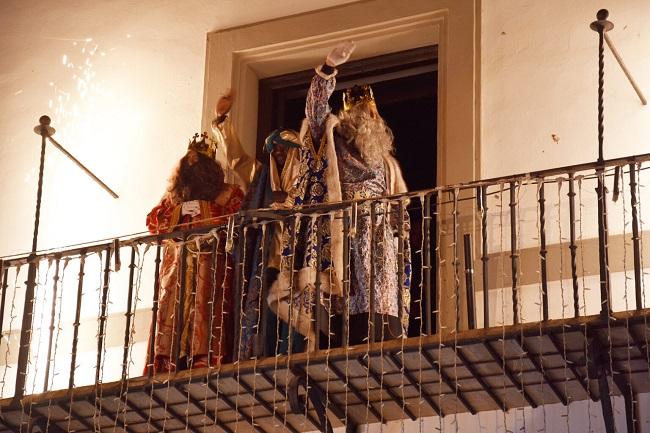 Los Reyes Magos saludan desde el balcón municipal en Baza. 