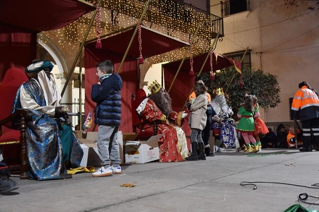 Los Reyes Magos, con los niños y niñas de Baza.