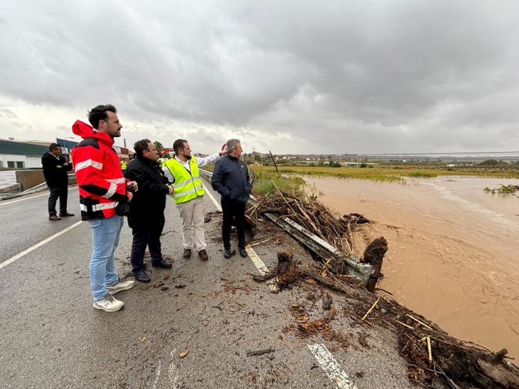 Los diputados de Emergencias y Obras Públicas y el alcalde de Benalúa.