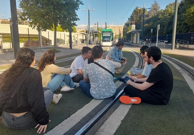 Metro detenido en Fuentenueva por el apagón y universitarios sentados en las vías. 