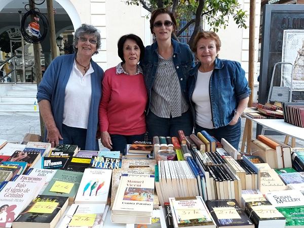 Voluntarias en la feria benéfica del libro usado.