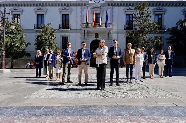 Carazo con su equipo de gobierno, este lunes en Granada.