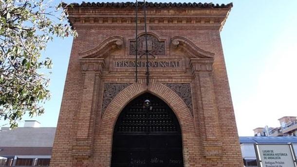 Puerta de la antigua Prisión Provincial de Granada, todavía con el escudo de la II República, que se cerró en 2008. 