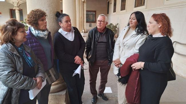 Alejandra Durán, Mari Carmen Pérez y Dolores Martínez con representnates d ela plataforma. 