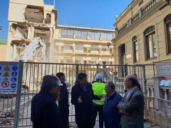 El alcalde durante la visita al antiguo Hospital de la Salud.