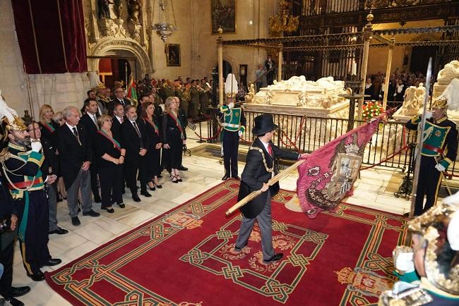 El alcalde, durante la tremolación del estandarte real.