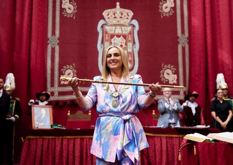 Marifrán Carazo muestra el bastón de bando como alcaldesa de Granada.