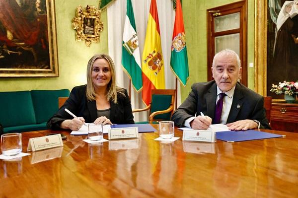 La alcaldesa y el presidente de la agrupación de cofradías. 