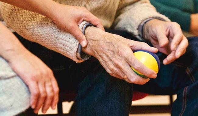 Un mayor asistido por una cuidadora en Andalucía.