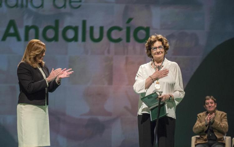 Antonina Rodrigo agradece la Medalla de Andalucía en presencia de Susana Díaz. 