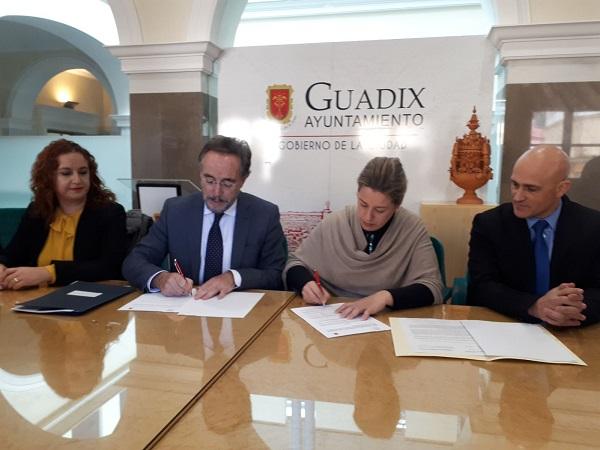 El consejero de Fomento y la alcaldesa de Guadix.