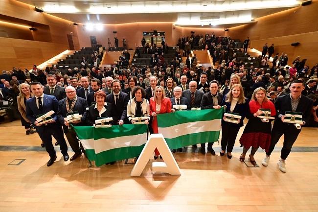 Foto de familia tras la entrega de las Banderas de Andalucía.