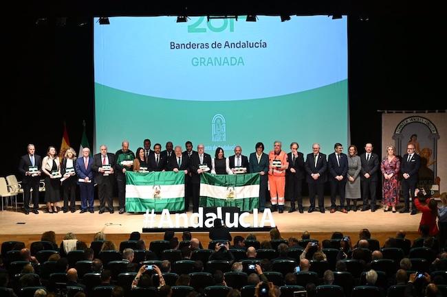 Galardonas y galardionadas, junto a los delegados en Granada y la consejera de Fomento.