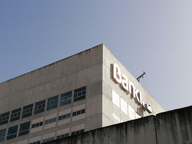 El edificio del Cubo cuando se retiraban los carteles de Bankia para instalar los de La Caixa.