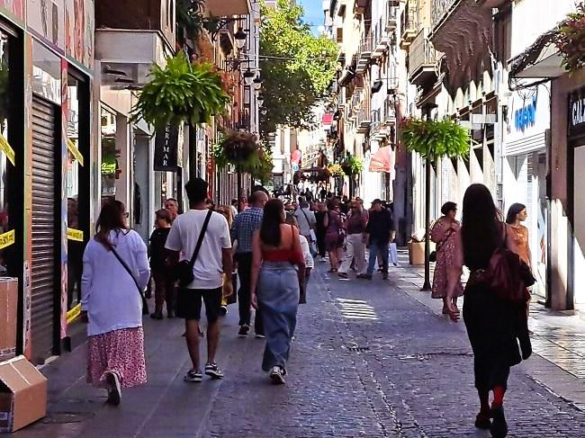 Calle Mesones, en una mañana de sábado.