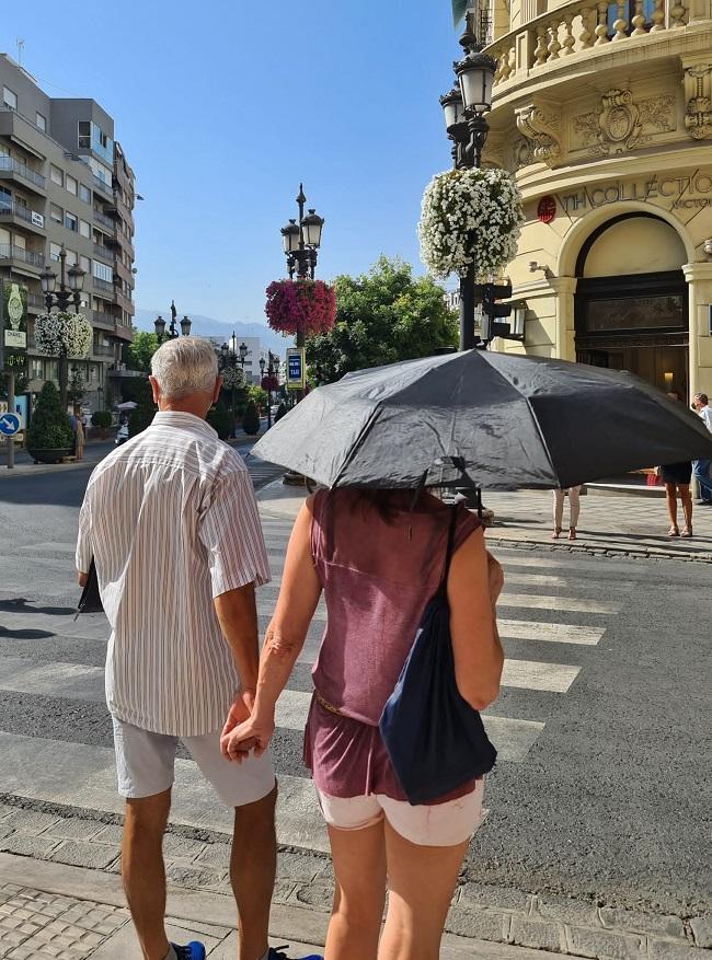 Una pareja en Puerta Real. 