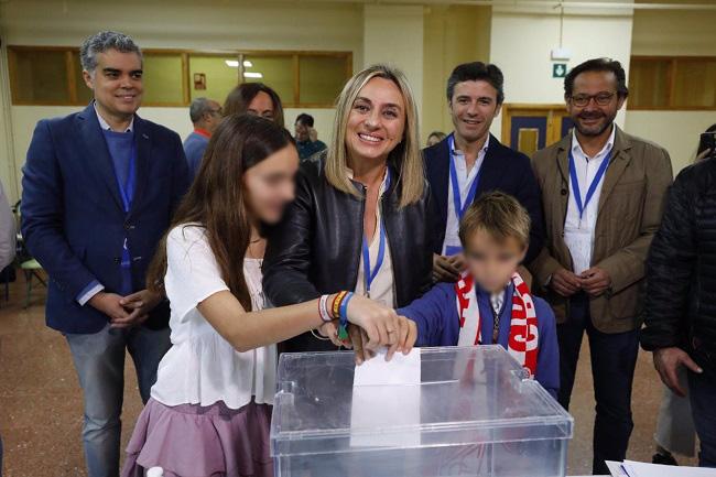 Carazo, junto a sus hijos, al votar este domingo.