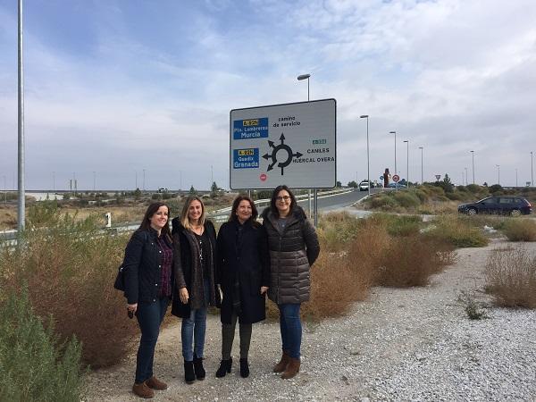 Carmen Crespo, con otras representantes del PP, en su visita a Baza.