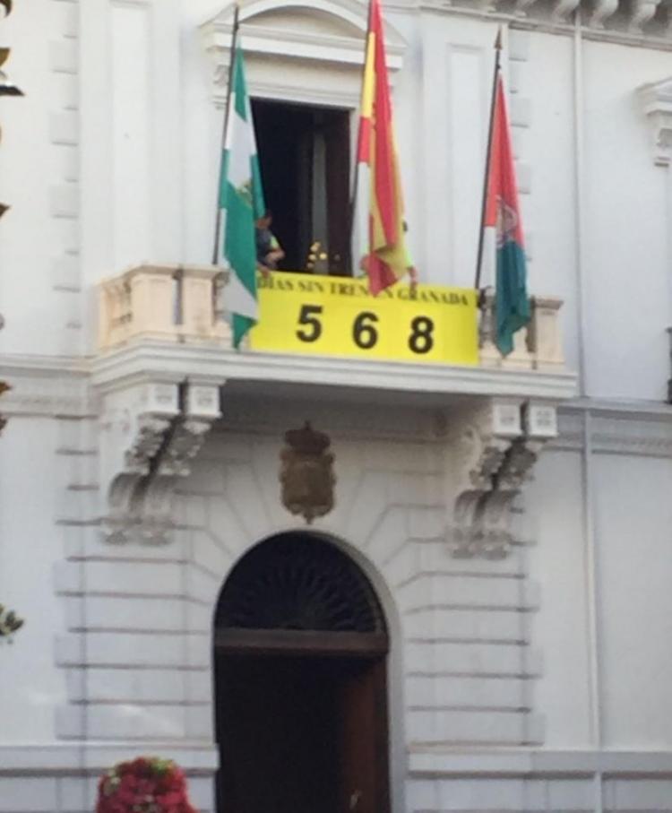 Cartel con los días sin tren, en el Ayuntamiento.