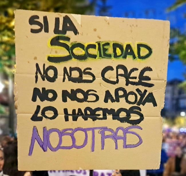 Detalle de un cartel en la manifestación del 25N.