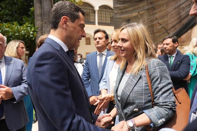 Marifrán Carazo con Juan Manuel Moreno, este miércoles en el Parlamento.