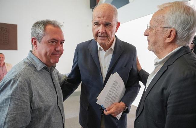 El expresidente de la Junta de Andalucía, Manuel Chaves (c), junto al secretario general de PSOE-A, Juan Espadas (i); y el presidente del PSOE-A, Manuel Pezzi (d); en una foto de archivo. 