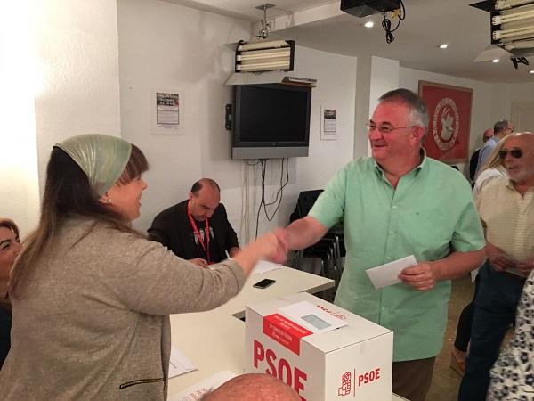 Chema Rueda en una votación de su partido.