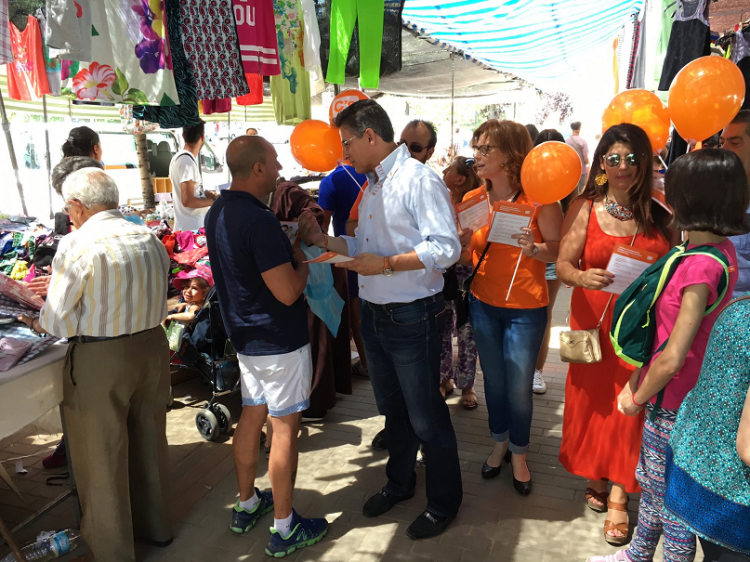 Luis Salvador, en el mercadillo del Zaidín.