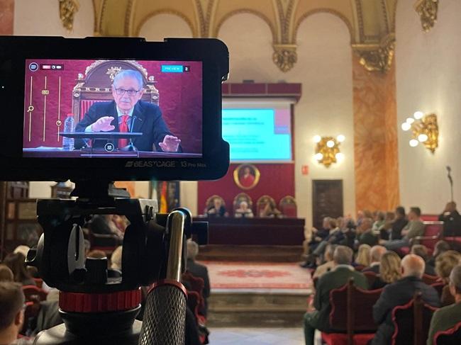 Antonio Mª Claret García, en primer plazo, en la presentación el pasado lunes de la Sociedad Fabiana Española.