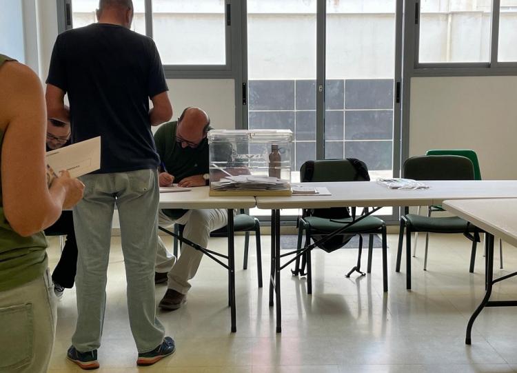 Votación, poco antes del cierre, en un colegio metropolitano.