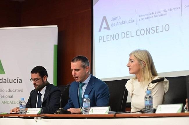 En la fotografía, Manuel Pérez, junto a Patricia del Pozo y Jesús Saavedra.