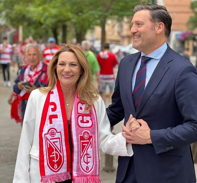 Concha Insúa, junto a Javi Sierra, ante de asistir al partido entre el Granada CF y el CD Lugo.