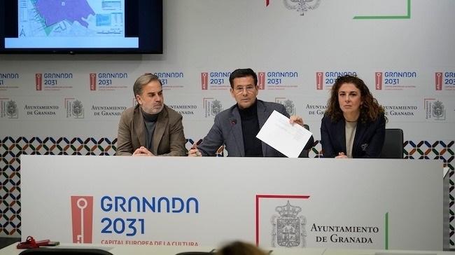 Francisco Cuenca, con Raquel Ruz y Jacobo Calvo en una rueda de prensa en el Ayuntamiento.