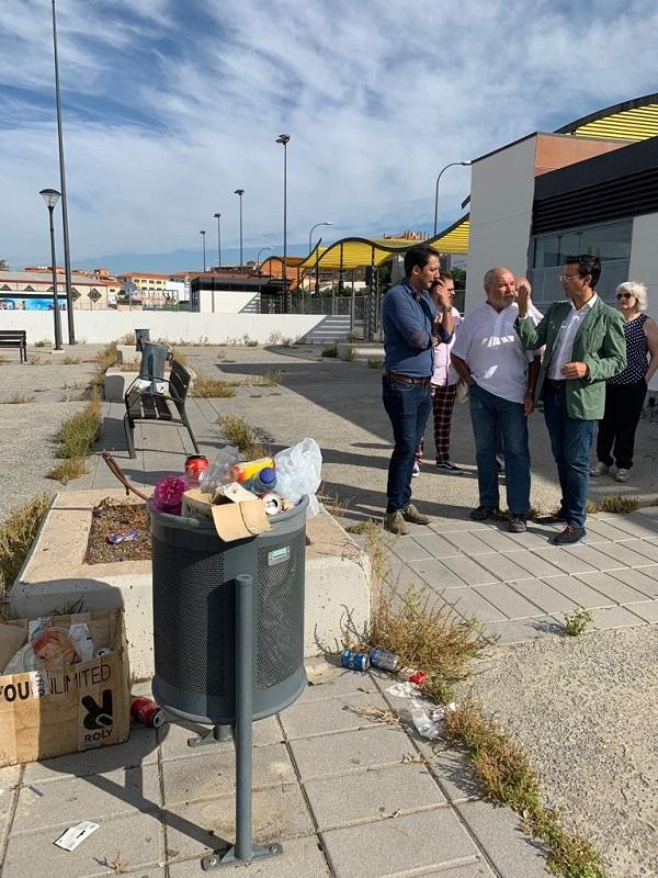 Francisco Cuenca y Eduardo Castillo, con vecinos de la zona.