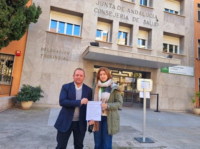 El alcalde a las puertas de la Delegación de Salud.