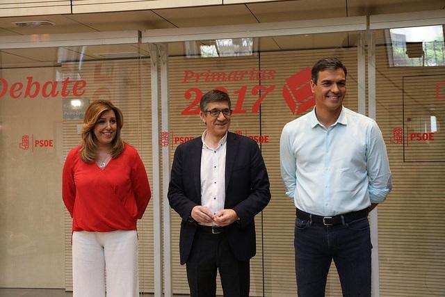 Los tres candidatos posan antes del debate en Ferraz.