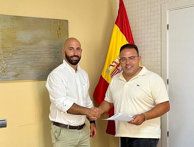 El alcalde y Barbero, cuando después de las últimas elecciones le nombró teniente de alcalde de La Herradura y concejal de Turismo y Playas.