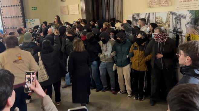 Estudiantes en las puertas de la Facultad de Derecho.