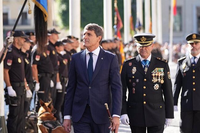 El delegado del Gobierno en Andalucía, Pedro Fernández, en los actos de celebración del Patrón de la Policía Nacional en la Plaza San Francisco, en Sevilla.