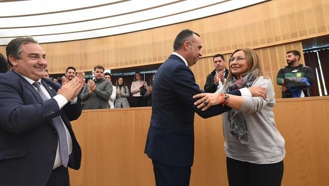 El presidente de la Diputación felicita a la diputada de Economía tras la aprobación en pleno del presupuesto.