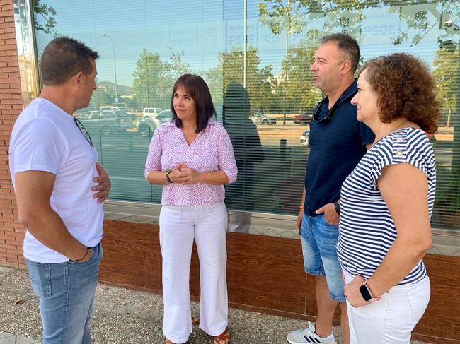 Olvido de la Rosa conversa con representantes de bomberos forestales.