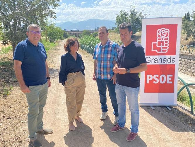 Representantes socialistas, junto al río Monachil. 