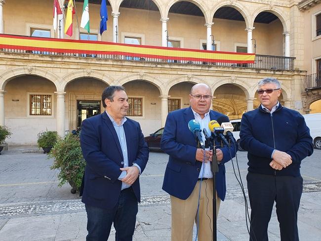 El senador José Antonio Robles, en el centro, en Guadix.