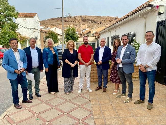 El grupo socialista de Diputación en su visita a Alquife.