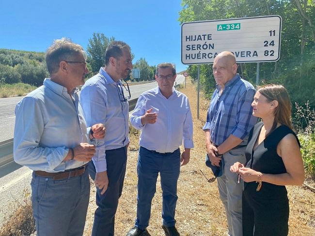 Entrena, con otros representantes socialistas, en la Autovía del Mármol.