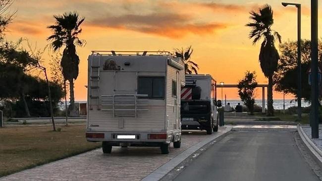 Imagen difundida por el PP con autocaravanas estacionadas junto al paseo marítimo.