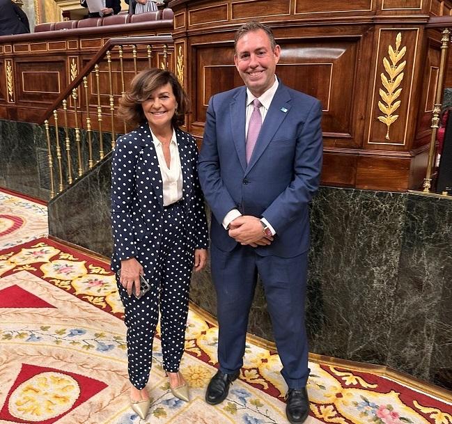 José Antonio Rodríguez Salas, junto a Carmen Calvo, en el Congreso.